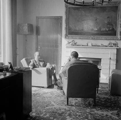 Poll photo collection. The royal family at Soestdijk Palace. Prince Bernhard is talking to an unknown gentleman in his office. { ca. 1947 }. Baarn, Utrecht (province) Copyright: xpiemagsx pienatarchpart72010201-16062 !ACHTUNG AUFNAHMEDATUM GESCHÄTZT!