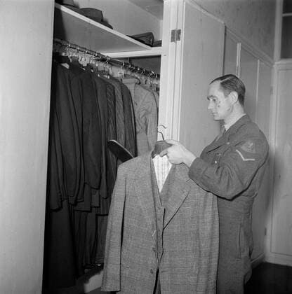Poll photo collection. The royal family at Soestdijk Palace. A bouncer hangs the clothes of Prince Bernhard in the cupboard. { ca. 1947 }. Baarn, Utrecht (province) Copyright: xpiemagsx pienatarchpart72010201-16077 !ACHTUNG AUFNAHMEDATUM GESCHÄTZT!