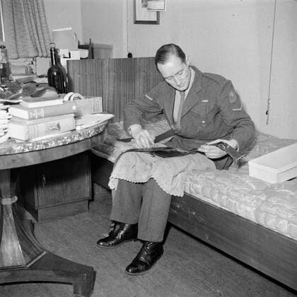 Poll photo collection. The royal family at Soestdijk Palace. A bouncer brushes a coupling belt from Prince Bernhard. { ca. 1947 }. Baarn, Utrecht (province) Copyright: xpiemagsx pienatarchpart72010201-16078 !ACHTUNG AUFNAHMEDATUM GESCHÄTZT!
