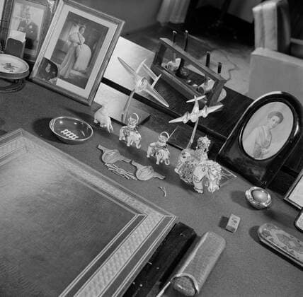 Poll photo collection. The royal family at Soestdijk Palace. Framed portrait photos of Prince Bernhard, Princess Juliana and Princess Armgard Zur Lippe-Biesterfeld on the Bureau of Prince Bernhard. { ca. 1947 }. Baarn, Utrecht (province) Copyright: xpiemagsx pienatarchpart72010201-16085 !ACHTUNG AUFNAHMEDATUM GESCHÄTZT!