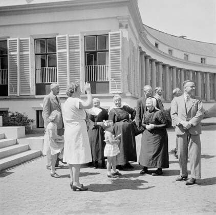 Poll photo collection. The royal family at Soestdijk Palace. Princess Juliana receives a group of people in regional suits before the palace. { ca. 1947 }. Baarn, Utrecht (Prov) Copyright: xpiemagsx pienatarchpart72010201-16100 !ACHTUNG AUFNAHMEDATUM GESCHÄTZT!
