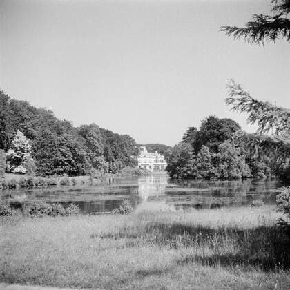 Poll photo collection. The royal family at Soestdijk Palace. Back of the palace with the pond. { ca. 1947 }. Baarn, Utrecht (province) Copyright: xpiemagsx pienatarchpart72010201-16104 !ACHTUNG AUFNAHMEDATUM GESCHÄTZT!