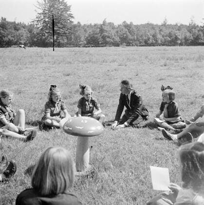 Poll photo collection. The royal family at Soestdijk Palace. Princess Beatrix with other boy scouts in the garden of the palace. { ca. 1947 }. Baarn, Utrecht (province) Copyright: xpiemagsx pienatarchpart72010201-16105 !ACHTUNG AUFNAHMEDATUM GESCHÄTZT!