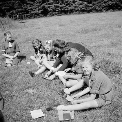 Poll photo collection. The royal family at Soestdijk Palace. Princess Beatrix with other boy scouts in the garden of the palace. { ca. 1947 }. Baarn, Utrecht (province) Copyright: xpiemagsx pienatarchpart72010201-16109 !ACHTUNG AUFNAHMEDATUM GESCHÄTZT!