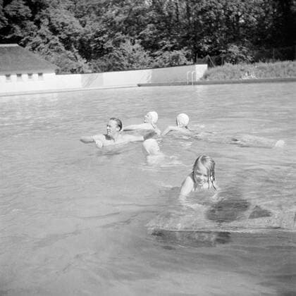 Poll photo collection. The royal family at Soestdijk Palace. Prince Bernhard, Princess Juliana, Princess Beatrix and Princess Irene in the pool in the palace garden. { ca. 1947 }. Baarn, Utrecht (province) Copyright: xpiemagsx pienatarchpart72010201-16122 !ACHTUNG AUFNAHMEDATUM GESCHÄTZT!