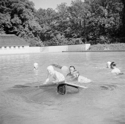 Poll photo collection. The royal family at Soestdijk Palace. Princess Juliana, Prince Bernhard, Princess Beatrix, Princess Irene and two staff swimming in the pool. { ca. 1947 }. Baarn, Utrecht, Utrecht (province) Copyright: xpiemagsx pienatarchpart72010201-16125 !ACHTUNG AUFNAHMEDATUM GESCHÄTZT!