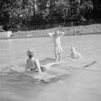 Poll photo collection. The royal family at Soestdijk Palace. Princess Irene with her nanny and another staff member in the pool in the palace garden. { ca. 1947 }. Baarn, Utrecht (province) Copyright: xpiemagsx pienatarchpart72010201-16126 !ACHTUNG AUFNAHMEDATUM GESCHÄTZT!