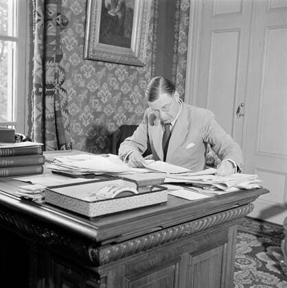 Poll photo collection. The royal family at Soestdijk Palace. The secretary of Prince Bernhard behind his desk. { ca. 1947 }. Baarn, Utrecht (province) Copyright: xpiemagsx pienatarchpart72010201-16139 !ACHTUNG AUFNAHMEDATUM GESCHÄTZT!
