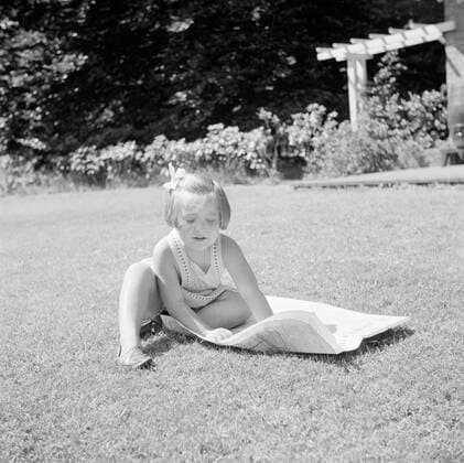 Poll photo collection. The royal family at Soestdijk Palace. Princess Margriet plays with a newspaper on the lawn at the summer house. July 1947. Baarn, Utrecht (province) Copyright: xpiemagsx pienatarchpart72010201-16165 !ACHTUNG AUFNAHMEDATUM GESCHÄTZT!