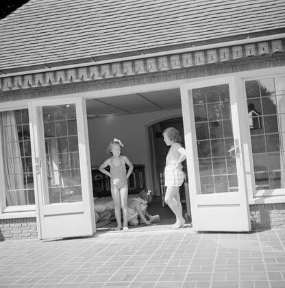 Poll photo collection. The royal family at Soestdijk Palace. The princesses Beatrix and Irene at the summer house in the park of the palace. July 1947. Baarn, Utrecht (province) Copyright: xpiemagsx pienatarchpart72010201-16168 !ACHTUNG AUFNAHMEDATUM GESCHÄTZT!