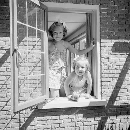 Poll photo collection. The royal family at Soestdijk Palace. The Princesses Irene and Margriet look out of an open window of the summer house. July 1947. Baarn, Utrecht (Prov), Utrecht (province) Copyright: xpiemagsx pienatarchpart72010201-16185 !ACHTUNG AUFNAHMEDATUM GESCHÄTZT!