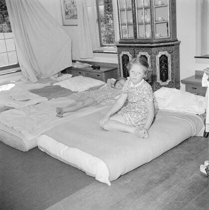 Poll photo collection. The rusty family at Soestdijk Palace. Princess Beatrix is sitting on a bed and Princess Irene is situated on a bed in the summer house. July 1947. Baarn, Utrecht (province) Copyright: xpiemagsx pienatarchpart72010201-16186 !ACHTUNG AUFNAHMEDATUM GESCHÄTZT!