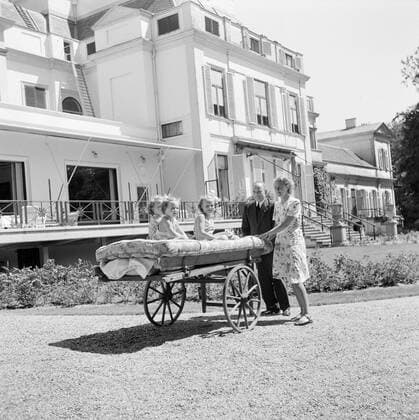 Poll photo collection. The royal family at Soestdijk Palace. The Princesses Beatrix, Irene and Marguerite on a handcart with staff for the rear of the palace. July 1947. Baarn, Utrecht (province) Copyright: xpiemagsx pienatarchpart72010201-16189 !ACHTUNG AUFNAHMEDATUM GESCHÄTZT!