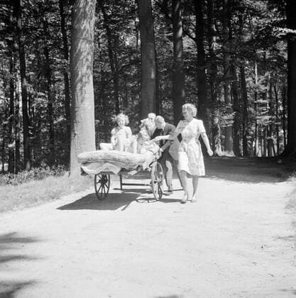 Poll photo collection. The royal family at Soestdijk Palace. The Princesses Beatrix, Irene and Marguerite are driven by staff on a handcart by the park of the palace. July 1947. Baarn, Utrecht (province) Copyright: xpiemagsx pienatarchpart72010201-16190 !ACHTUNG AUFNAHMEDATUM GESCHÄTZT!