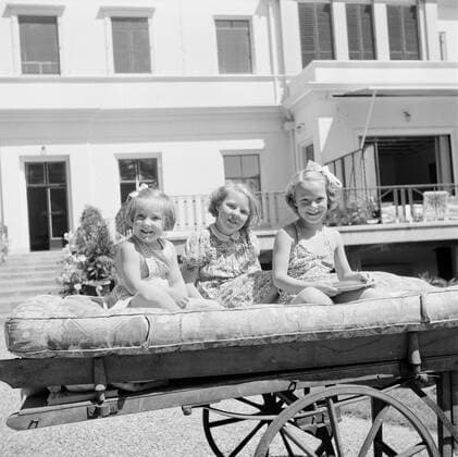 Poll photo collection. The royal family at Soestdijk Palace. The Princesses Beatrix, Irene and Marguerite on a handcart for the rear of the palace. July 1947. Baarn, Utrecht (province) Copyright: xpiemagsx pienatarchpart72010201-16192 !ACHTUNG AUFNAHMEDATUM GESCHÄTZT!