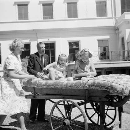 Poll photo collection. The royal family at Soestdijk Palace. The Princesses Beatrix, Irene and Marguerite on a handcart with staff for the rear of the palace. July 1947. Baarn, Utrecht (province) Copyright: xpiemagsx pienatarchpart72010201-16193 !ACHTUNG AUFNAHMEDATUM GESCHÄTZT!