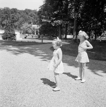 Poll photo collection. The royal family at Soestdijk Palace. The Princesses Irene and Marguerite in the park of the palace. July 1947. Baarn, Utrecht (province) Copyright: xpiemagsx pienatarchpart72010201-16197 !ACHTUNG AUFNAHMEDATUM GESCHÄTZT!