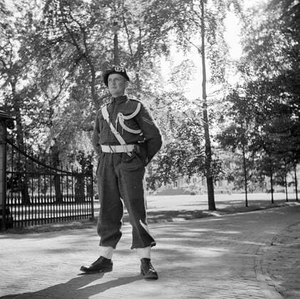 Poll photo collection. The royal family at Soestdijk Palace. A member of the Royal Netherlands Marechaussee is waiting for the entrance to the palace. July 1947. Baarn, Utrecht (province) Copyright: xpiemagsx pienatarchpart72010201-16198 !ACHTUNG AUFNAHMEDATUM GESCHÄTZT!