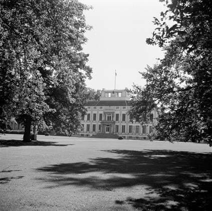 Poll photo collection. The royal family at Soestdijk Palace. Facade of the palace. July 1947. Baarn, Utrecht (province) Copyright: xpiemagsx pienatarchpart72010201-16200 !ACHTUNG AUFNAHMEDATUM GESCHÄTZT!
