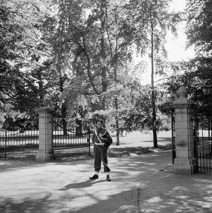Poll photo collection. The royal family at Soestdijk Palace. A member of the Royal Netherlands Marechaussee is waiting for the entrance to the palace. July 1947. Baarn, Utrecht (province) Copyright: xpiemagsx pienatarchpart72010201-16202 !ACHTUNG AUFNAHMEDATUM GESCHÄTZT!