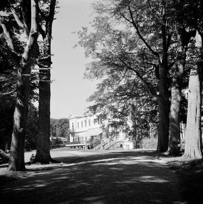 Poll photo collection. The royal family at Soestdijk Palace. Back of the palace. July 1947. Baarn, Utrecht (province) Copyright: xpiemagsx pienatarchpart72010201-16209 !ACHTUNG AUFNAHMEDATUM GESCHÄTZT!