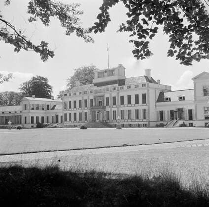 Poll photo collection. The royal family at Soestdijk Palace. Facade of the palace. July 1947. Baarn, Utrecht (province) Copyright: xpiemagsx pienatarchpart72010201-16211 !ACHTUNG AUFNAHMEDATUM GESCHÄTZT!
