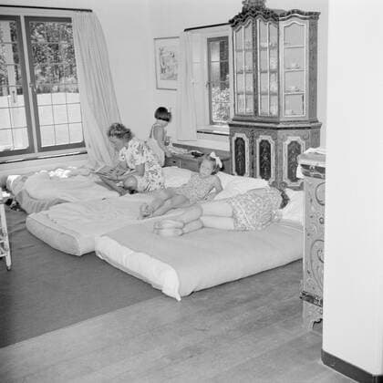 Poll photo collection. The royal family at Soestdijk Palace. The Princesses Beatrix, Irene and Marguerite are read by their children s lady on their beds in the summer house. July 1947. Baarn, Utrecht (province) Copyright: xpiemagsx pienatarchpart72010201-16218 !ACHTUNG AUFNAHMEDATUM GESCHÄTZT!