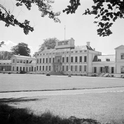 Poll photo collection. The royal family at Soestdijk Palace. Facade of the palace. July 1947. Baarn, Utrecht (province) Copyright: xpiemagsx pienatarchpart72010201-16220 !ACHTUNG AUFNAHMEDATUM GESCHÄTZT!