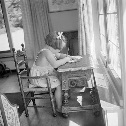 Poll photo collection. The royal family at Soestdijk Palace. Princess Margriet is drawing at a table in the summer house. July 1947. Baarn, Utrecht (province) Copyright: xpiemagsx pienatarchpart72010201-16223 !ACHTUNG AUFNAHMEDATUM GESCHÄTZT!