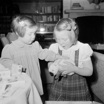 Poll photo collection. The royal family at Soestdijk Palace. Birthday Princess Margriet. Princess Margriet and Princess Beatrix with a rabbit in her arms. { ca. 1947 }. Baarn, Utrecht (province) Copyright: xpiemagsx pienatarchpart72010201-16226 !ACHTUNG AUFNAHMEDATUM GESCHÄTZT!