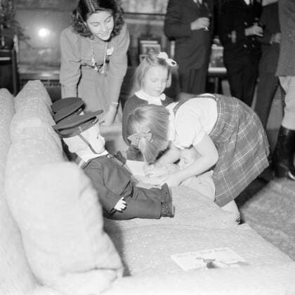 Poll photo collection. The royal family at Soestdijk Palace. Birthday Princess Margriet. The Princesses Beatrix and Irene with a few dolls in merchant uniform. { ca. 1947 }. Baarn, Utrecht (province) Copyright: xpiemagsx pienatarchpart72010201-16229 !ACHTUNG AUFNAHMEDATUM GESCHÄTZT!