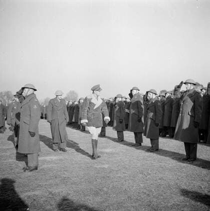 Poll photo collection. Prince Bernhard visits Dutch troops on their army base in Great Britain during the Second World War. Prince Bernhard inspects a Dutch soldiers unit. 1940. Great Britain Copyright: xpiemagsx pienatarchpart72010201-16249 !ACHTUNG AUFNAHMEDATUM GESCHÄTZT!