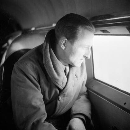 Poll photo collection. Prince Bernhard visits Dutch troops on their army base in Great Britain during the Second World War. A soldier looks out of the window of an airplane. 1940. Great Britain Copyright: xpiemagsx pienatarchpart72010201-16251 !ACHTUNG AUFNAHMEDATUM GESCHÄTZT!