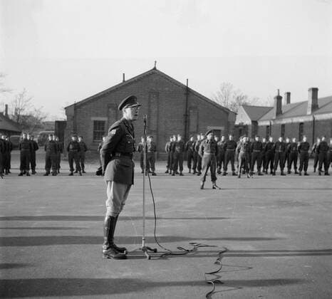 Poll photo collection. Prince Bernhard visits Dutch troops on their army base in Great Britain during the Second World War. Prince Bernhard appeals to the collected Dutch troops. 1940. Great Britain Copyright: xpiemagsx pienatarchpart72010201-16255 !ACHTUNG AUFNAHMEDATUM GESCHÄTZT!