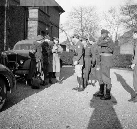 Poll photo collection. Prince Bernhard visits Dutch troops on their army base in Great Britain during the Second World War. Prince Bernhard with soldiers after arrival at the army base. 1940. Great Britain Copyright: xpiemagsx pienatarchpart72010201-16257 !ACHTUNG AUFNAHMEDATUM GESCHÄTZT!
