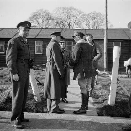 Poll photo collection. Prince Bernhard visits Dutch troops on their army base in Great Britain during the Second World War. Prince Bernhard in conversation with Dutch soldiers. 1940. Great Britain Copyright: xpiemagsx pienatarchpart72010201-16261 !ACHTUNG AUFNAHMEDATUM GESCHÄTZT!