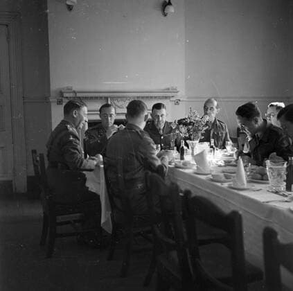 Poll photo collection. Prince Bernhard visits Dutch troops on their army base in Great Britain during the Second World War. Prince Bernhard with soldiers to the meal. 1940. Great Britain Copyright: xpiemagsx pienatarchpart72010201-16270 !ACHTUNG AUFNAHMEDATUM GESCHÄTZT!