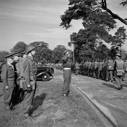 Poll photo collection. Prince Bernhard visits Dutch troops on their army base in Great Britain during the Second World War. Soldiers march over to Prince Bernhard. 1940. Great Britain Copyright: xpiemagsx pienatarchpart72010201-16273 !ACHTUNG AUFNAHMEDATUM GESCHÄTZT!