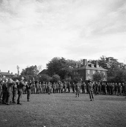 Poll photo collection. Prince Bernhard visits Dutch troops on their army base in Great Britain during the Second World War. The troops stopped. 1940. Great Britain Copyright: xpiemagsx pienatarchpart72010201-16274 !ACHTUNG AUFNAHMEDATUM GESCHÄTZT!
