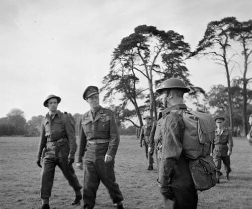 Poll photo collection. Prince Bernhard visits Dutch troops on their army base in Great Britain during the Second World War. Prince Bernhard inspects the ritters. 1940. Great Britain Copyright: xpiemagsx pienatarchpart72010201-16276 !ACHTUNG AUFNAHMEDATUM GESCHÄTZT!