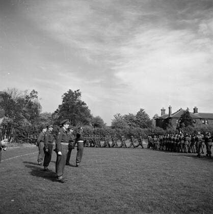Poll photo collection. Prince Bernhard visits Dutch troops on their army base in Great Britain during the Second World War. The troops through Prince Bernhard. 1940. Great Britain Copyright: xpiemagsx pienatarchpart72010201-16286 !ACHTUNG AUFNAHMEDATUM GESCHÄTZT!