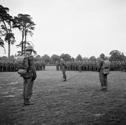 Poll photo collection. Prince Bernhard visits Dutch troops on their army base in Great Britain during the Second World War. Prince Bernhard appeals to men s shock troops. 1940. Great Britain Copyright: xpiemagsx pienatarchpart72010201-16288 !ACHTUNG AUFNAHMEDATUM GESCHÄTZT!