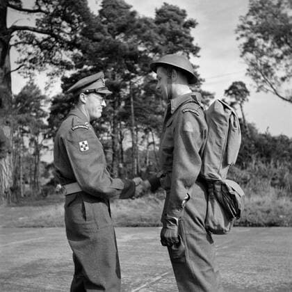 Poll photo collection. Prince Bernhard visits Dutch troops on their army base in Great Britain during the Second World War. Prince Bernhard shakes a soldier of the shock troops. 1940. Great Britain Copyright: xpiemagsx pienatarchpart72010201-16292 !ACHTUNG AUFNAHMEDATUM GESCHÄTZT!