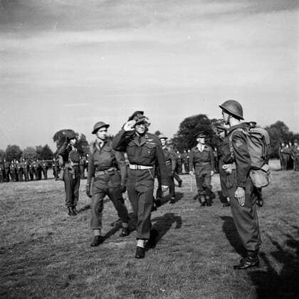 Poll photo collection. Prince Bernhard visits Dutch troops on their army base in Great Britain during the Second World War. Prince Bernhard inspects the encountered men s shock troops. 1940. Great Britain Copyright: xpiemagsx pienatarchpart72010201-16296 !ACHTUNG AUFNAHMEDATUM GESCHÄTZT!