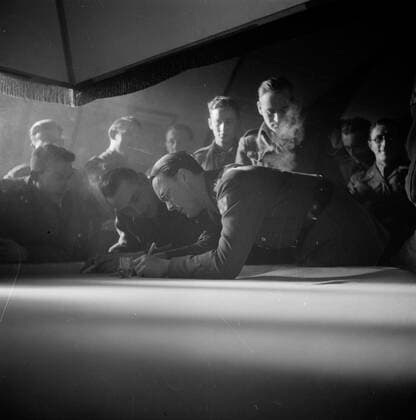 Poll photo collection. Prince Bernhard visits Dutch troops on their army base in Great Britain during the Second World War. Prince Bernhard bends with a soldier about the card table. 1940. Great Britain Copyright: xpiemagsx pienatarchpart72010201-16312 !ACHTUNG AUFNAHMEDATUM GESCHÄTZT!