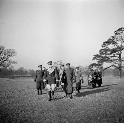 Poll photo collection. Prince Bernhard visits Dutch troops on their army base in Great Britain during the Second World War. Prince Bernhard and other soldiers inspect the Dutch troops. 1940. Great Britain Copyright: xpiemagsx pienatarchpart72010201-16313 !ACHTUNG AUFNAHMEDATUM GESCHÄTZT!