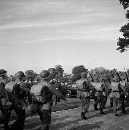 Poll photo collection. Prince Bernhard visits Dutch troops on their army base in Great Britain during the Second World War. Pet the troops to Prince Bernhard. 1940. Great Britain Copyright: xpiemagsx pienatarchpart72010201-16316 !ACHTUNG AUFNAHMEDATUM GESCHÄTZT!