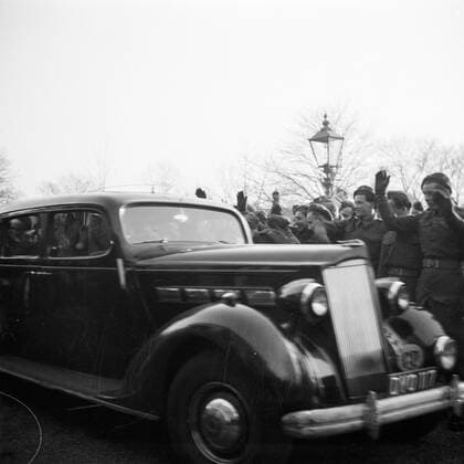 Poll photo collection. Prince Bernhard visits Dutch troops on their army base in Great Britain during the Second World War. Prince Bernhard leaves the army base after his visit. 1940. Great Britain Copyright: xpiemagsx pienatarchpart72010201-16321 !ACHTUNG AUFNAHMEDATUM GESCHÄTZT!