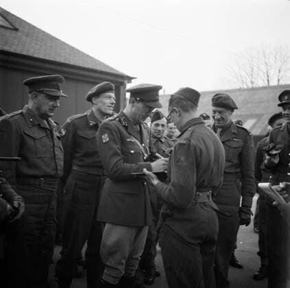 Poll photo collection. Prince Bernhard visits Dutch troops on their army base in Great Britain during the Second World War. Prince Bernhard shares a signature from a soldier. 1940. Great Britain Copyright: xpiemagsx pienatarchpart72010201-16324 !ACHTUNG AUFNAHMEDATUM GESCHÄTZT!