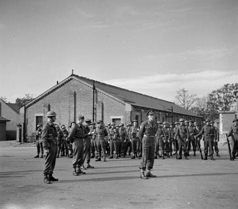 Poll photo collection. Prince Bernhard visits Dutch troops on their army base in Great Britain during the Second World War. Prince Bernhard appeals the troops. 1940. Great Britain Copyright: xpiemagsx pienatarchpart72010201-16326 !ACHTUNG AUFNAHMEDATUM GESCHÄTZT!